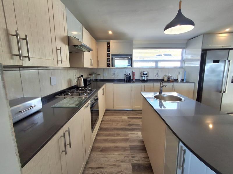 4 Bedroom Property for Sale in Da Gama Bay Western Cape